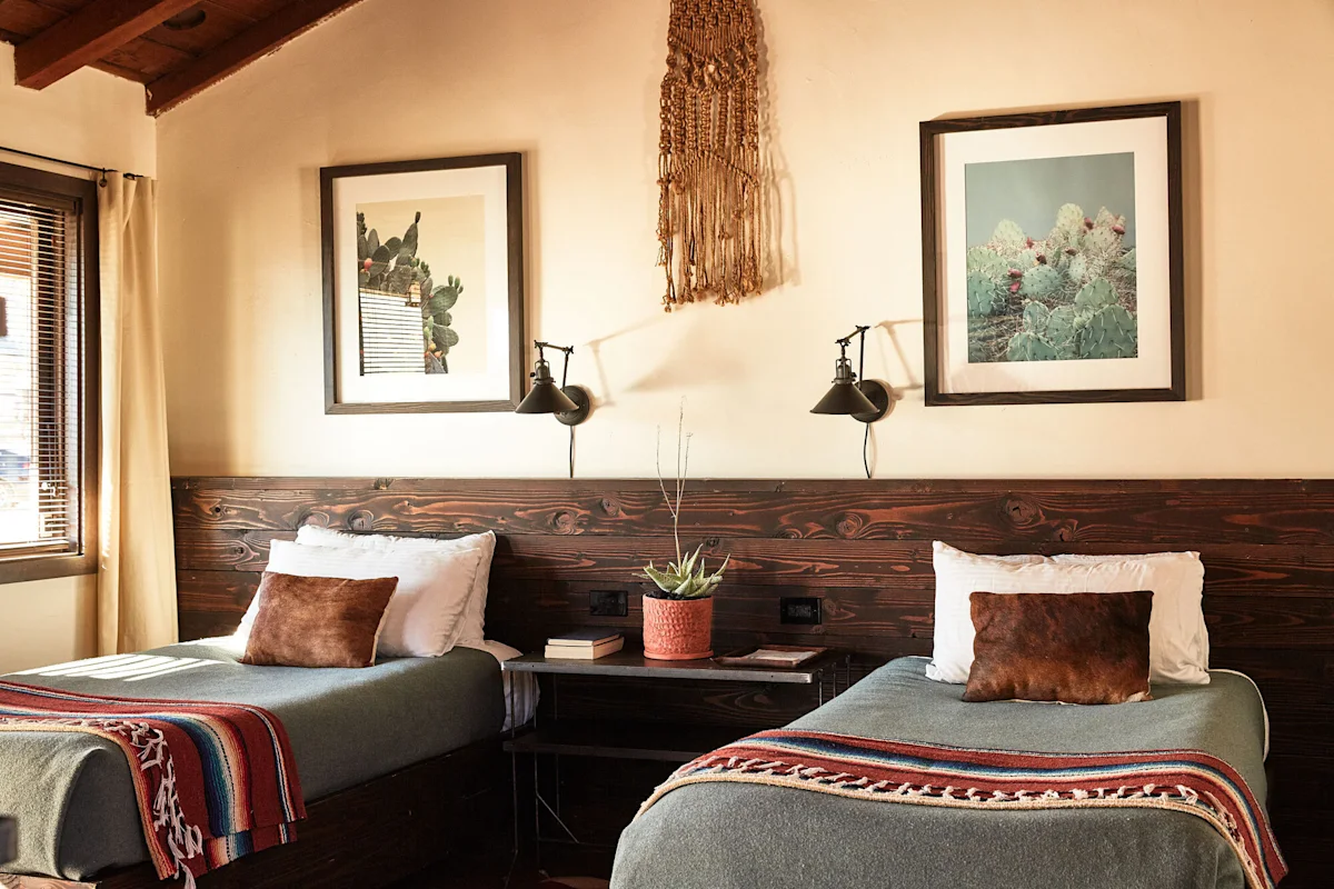 best-joshua-tree-hotels-pioneertown-motel