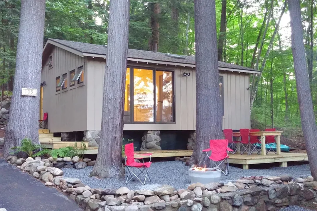 lake-george-cabins-modern-lakeside-cabin