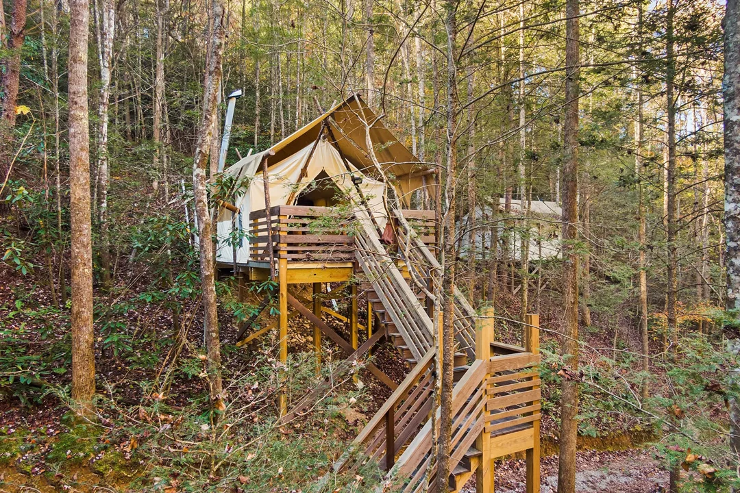 tennessee-gatlingburg-under-canvas-great-smoky-mountains-exterior