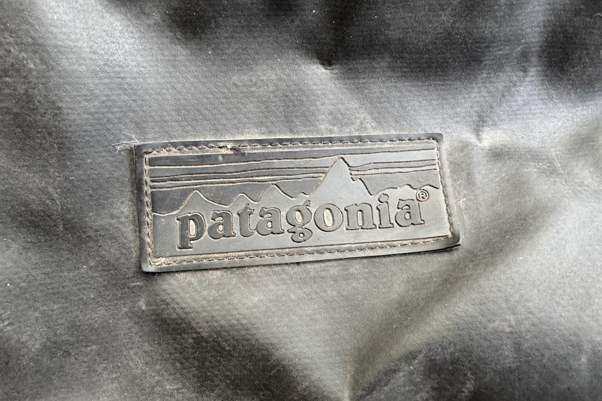 patagonia-black-hole-duffel-icon-old-logo
