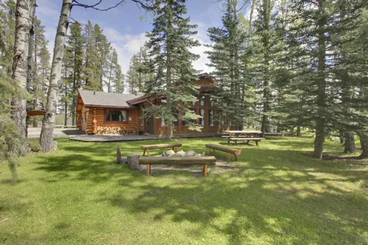 alberta-cabin-rentals-deer-house-exterior