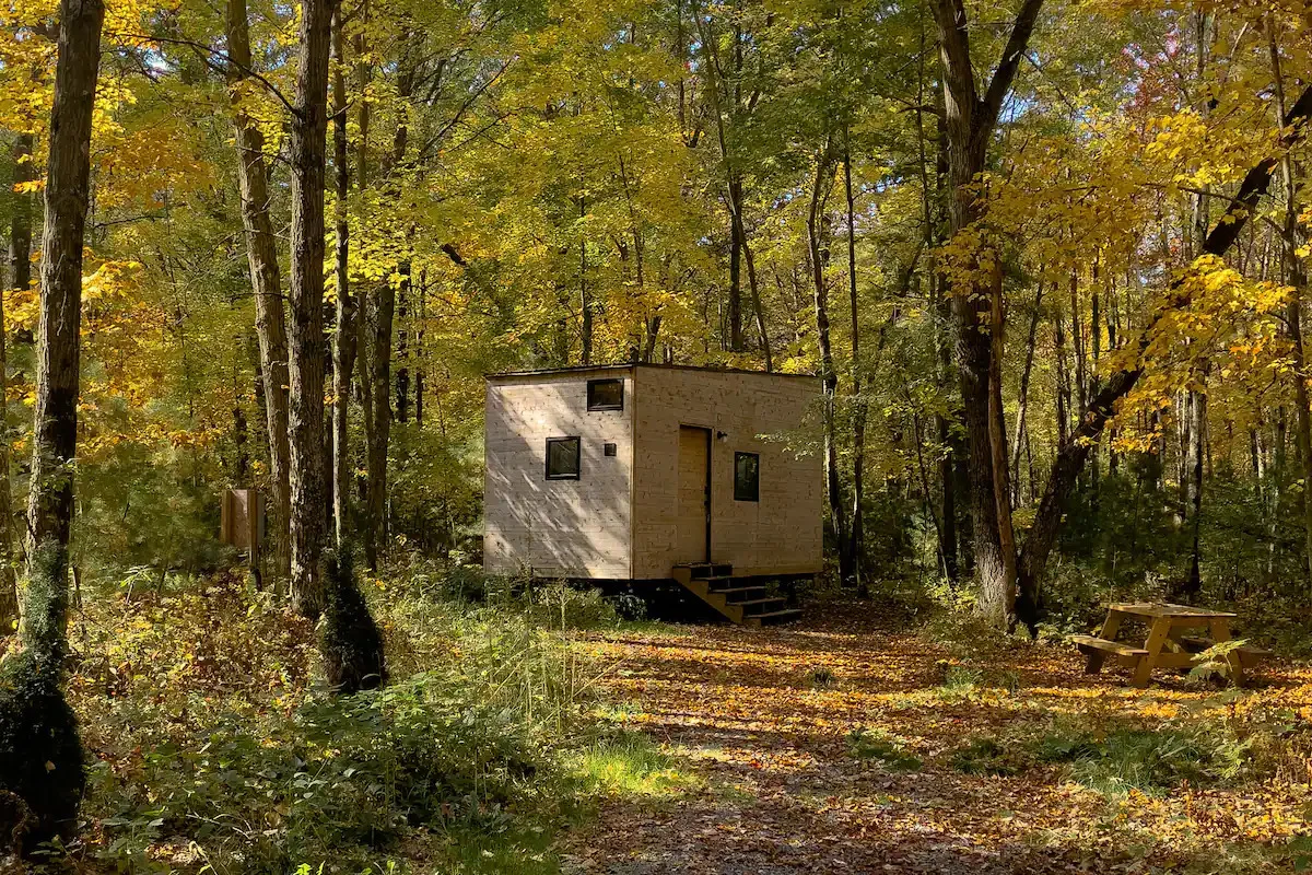 wisconsin-glamping-off-grid-inn-forest