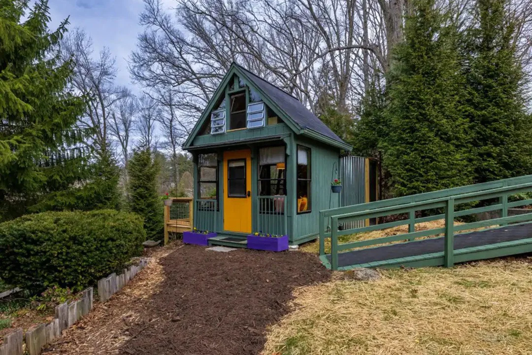 the-nuthatch-cabin-canton-north-carolina-exterior