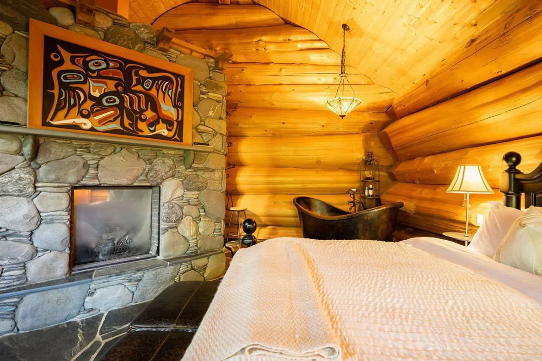 copper-cabin-alberni-clayoquot-british-columbia-canada-fireplace