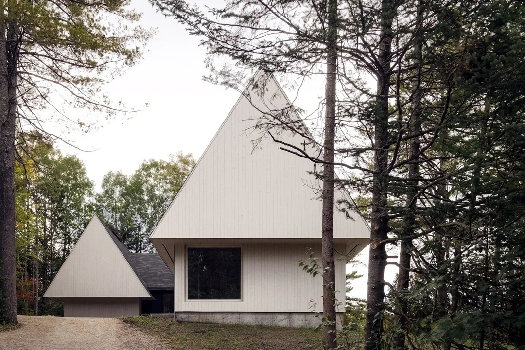 eagles-nest-bunk-house-cabin-canada-mainstudio-window