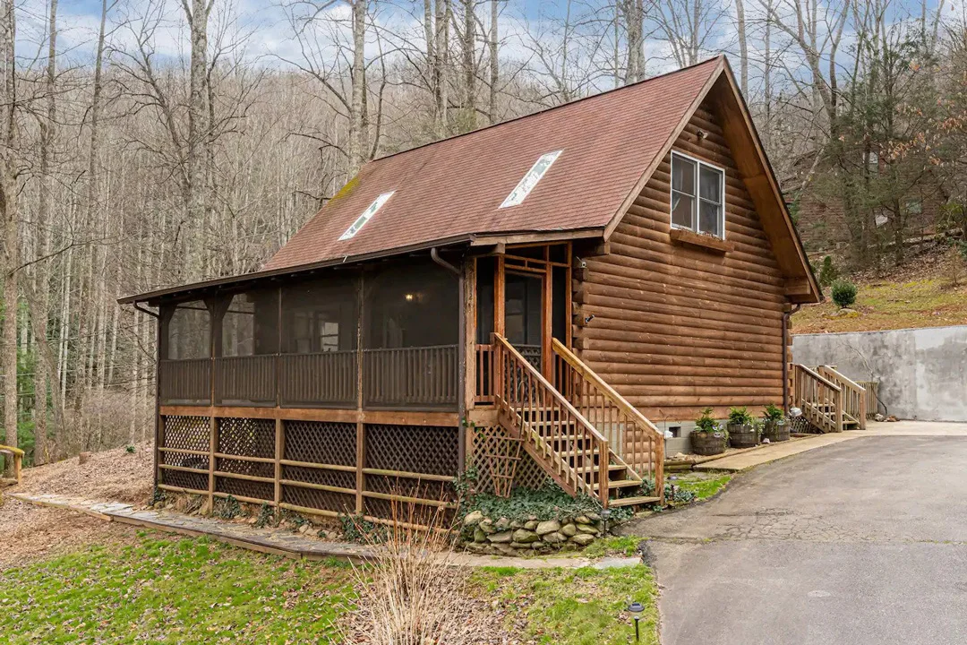 wild-fox-cabin-candler-north-carolina-exterior