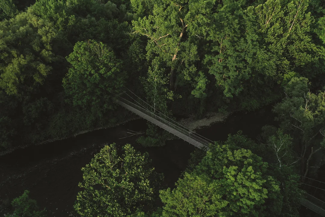 Tourists-Hotel-Massachusets-Berkshires-Bridge