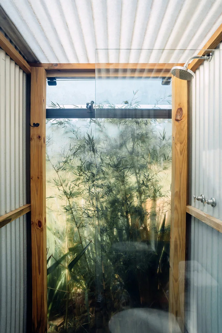 cabana-solena-brazil-desterro-arquitetos-shower