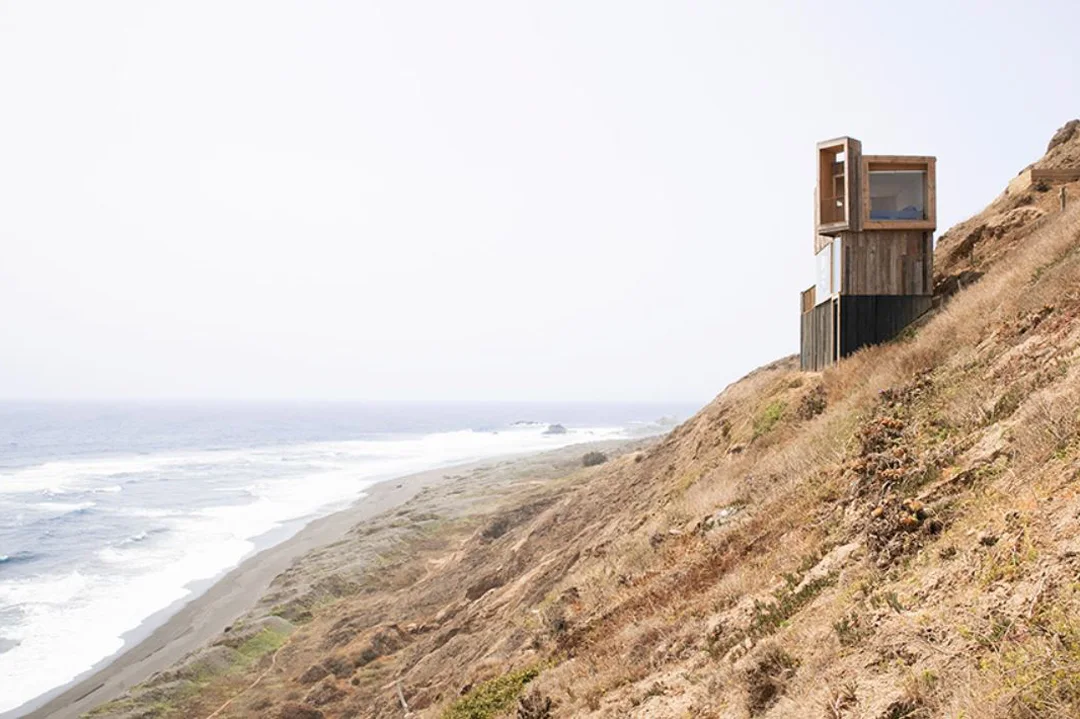 la-loica-la-tagua-cabins-chile-croxatto-opazo-achitects-cliff
