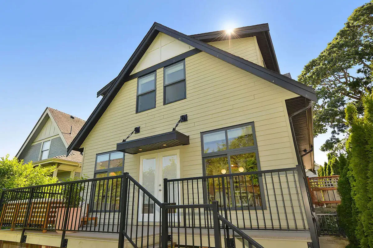 victoria-cabins-and-vacation-rentals-round-up-three-bed-house-exterior
