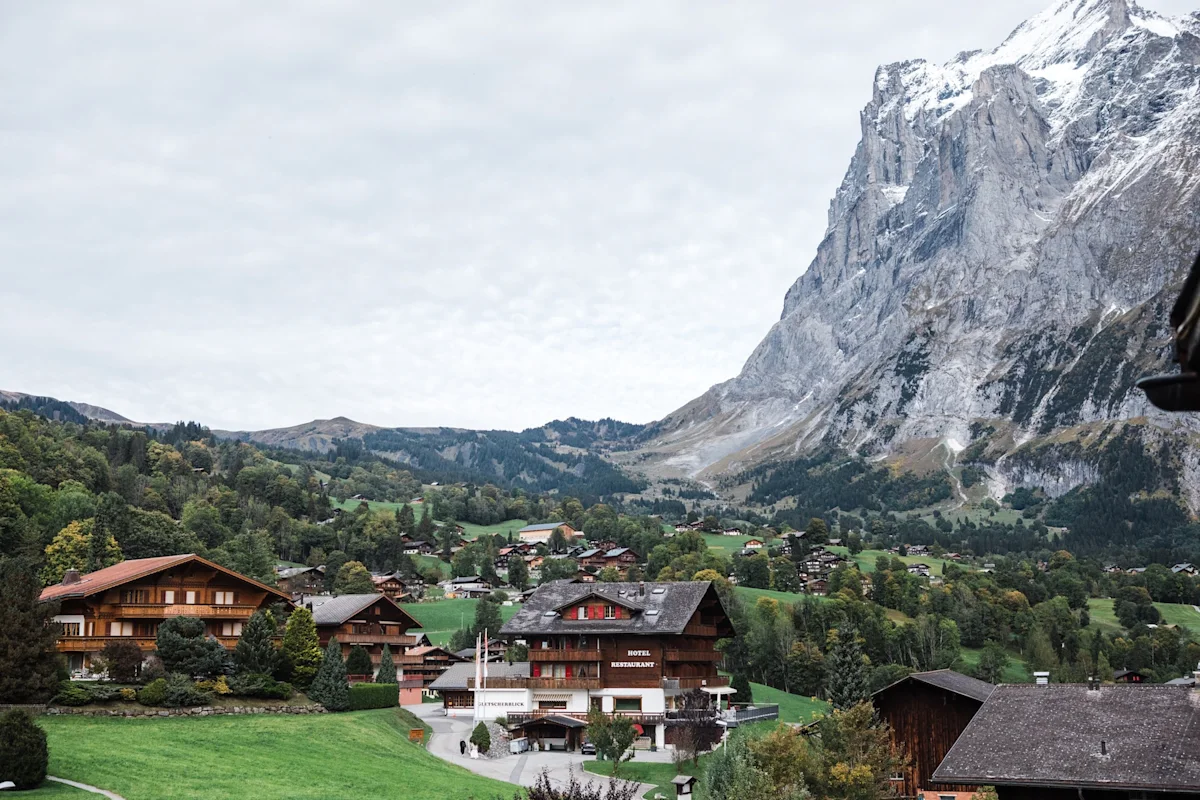grindelwald-switzerland-hiking-guide-chalets-mountain-on-right-horizontal
