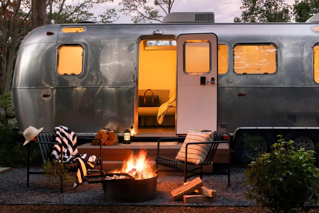 new-england-cabins-autocamp-airstream-exterior
