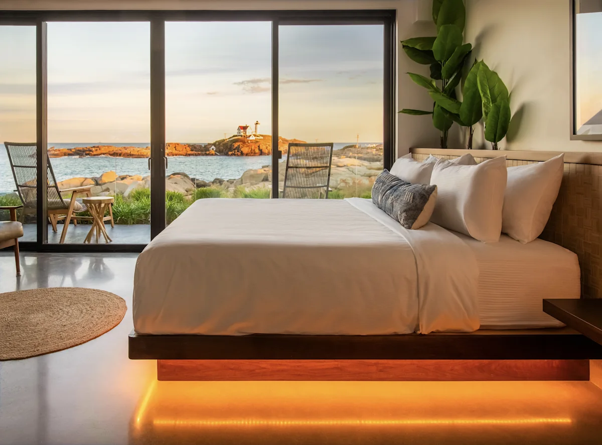 shoreside-cabanas-hotel-review-king-bed