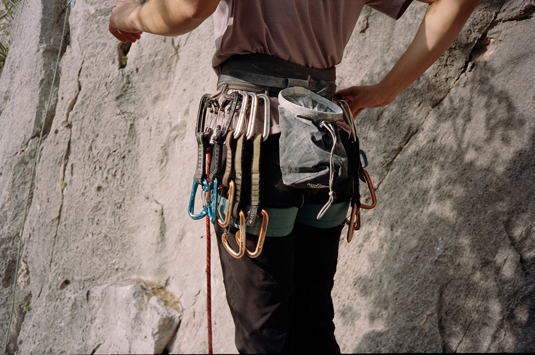 Rock Climbing Chalk Bag w/Drawstring Closure Belt and Zipper Pocket 