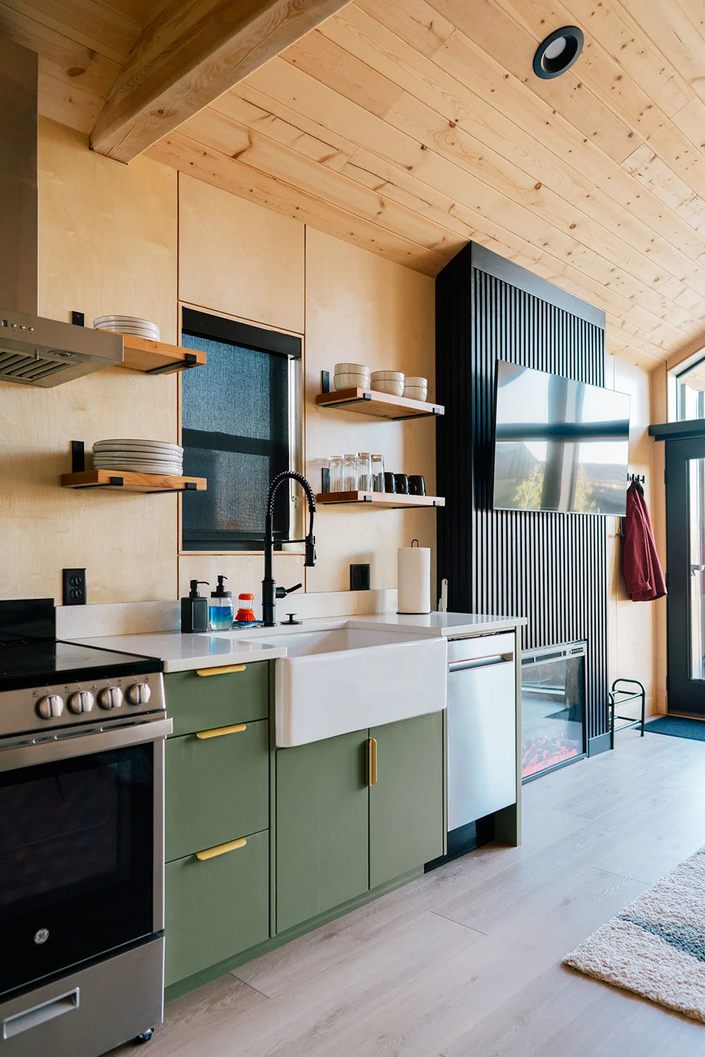 Yellowstone-Peaks-Hotel-Review-Danielle-Vilaplana-kitchen