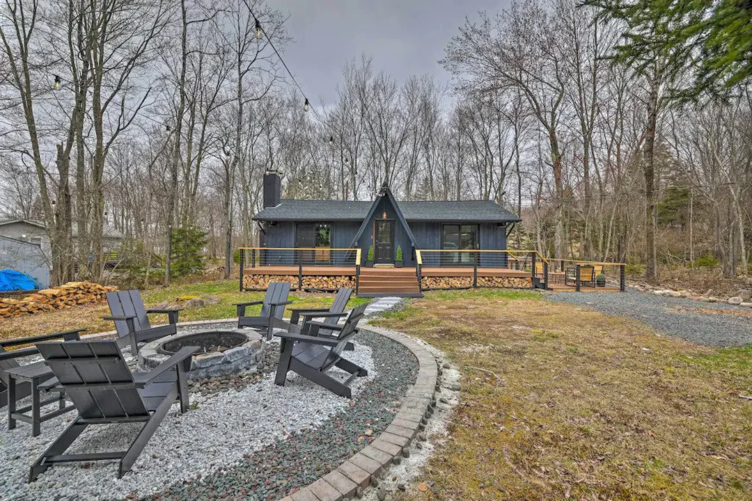 pocono-lake-cabin-arrowhead-lake-pocono-mountains-pennsylvania