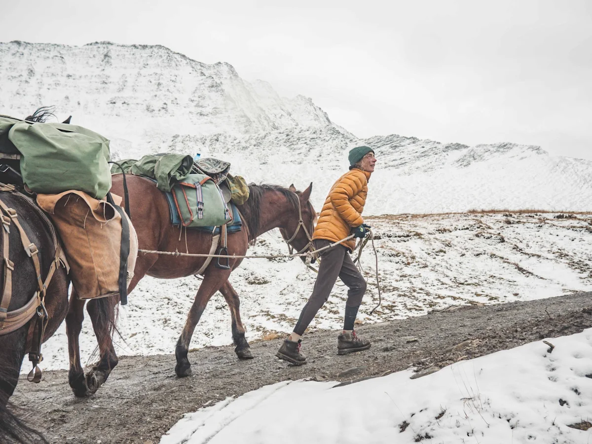 horse-ride-from-kyrgyzstan-to-france-ashley-pulling-horses-to-right