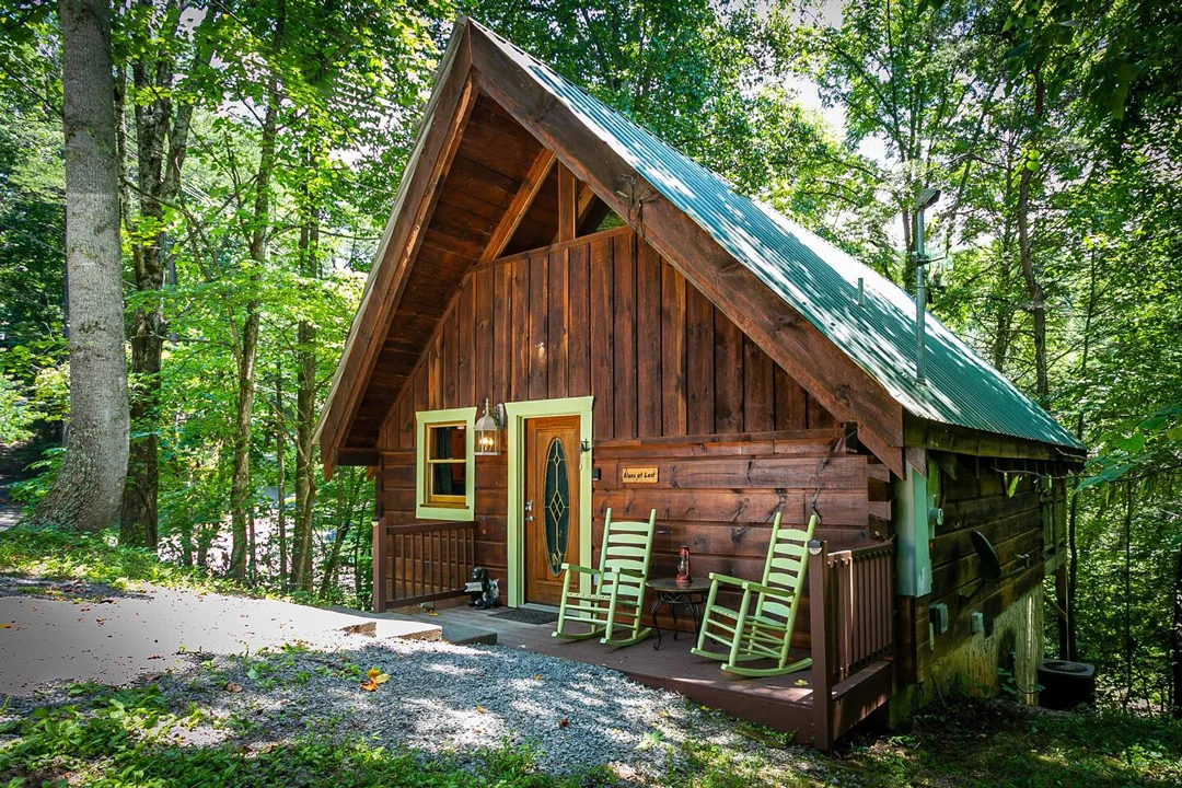 Tennessee-Pigeon-Forge-Alone-at-Last-Cabin-2