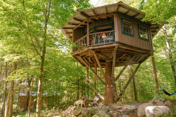 Adirondack-Cabin-Rentals-Paul-Smiths-Magical-Treehouse-Exterior-1