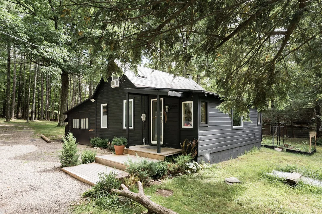 Hudson-Valley-WestHurley-Scandinavian-Bungalow-2
