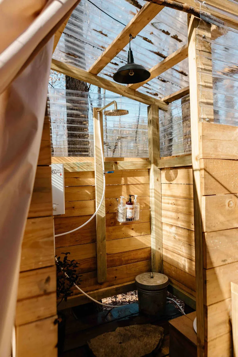 outdoor-showers-vacation-rentals-treetop-tent