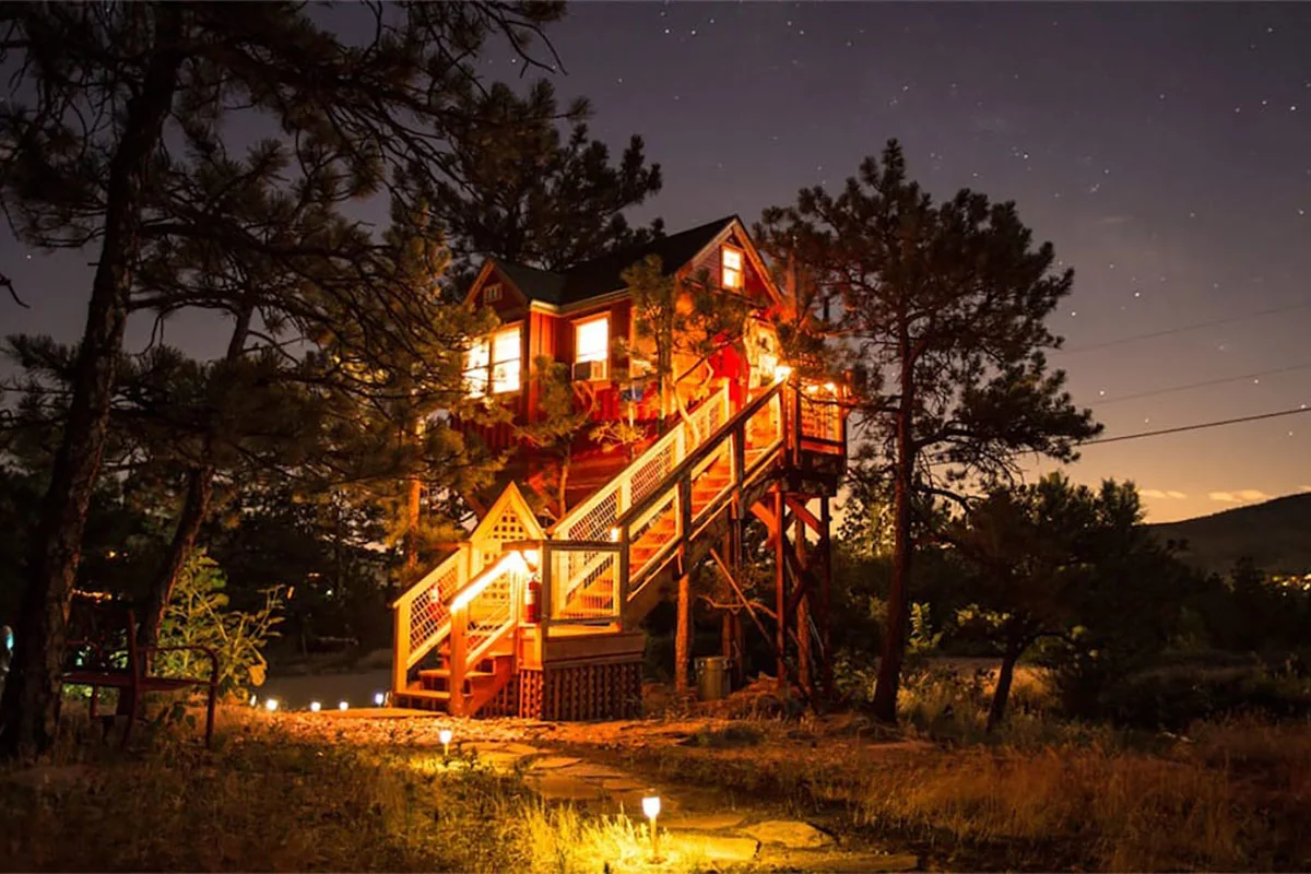 colorado-glamping-list-8-little-red-treehouse