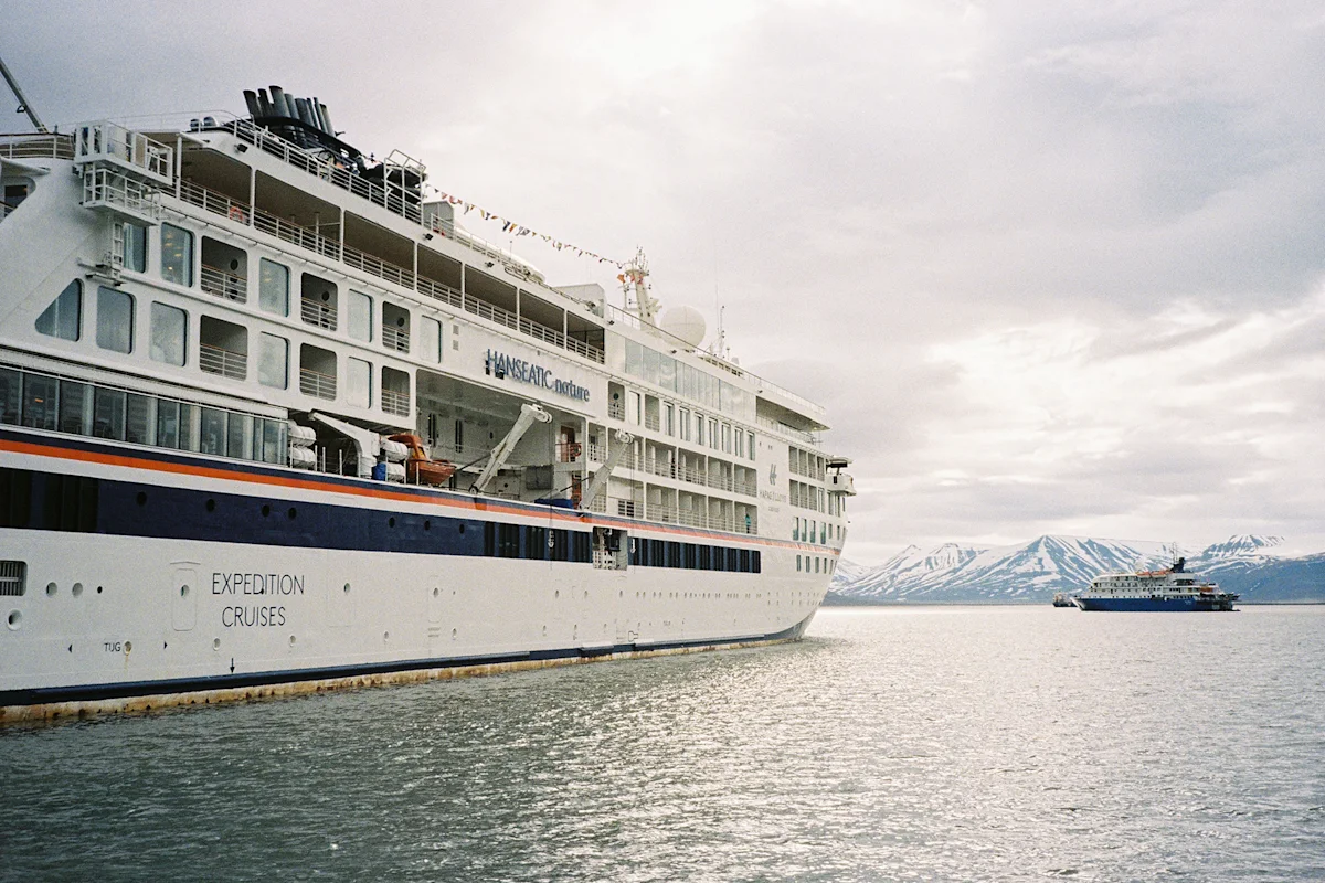 zeger-dox-svalbard-cruise-ships-horizontal