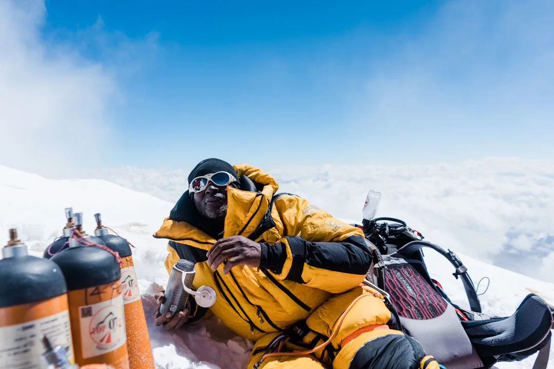 evan-green-full-circle-everest-oxygen-bottles