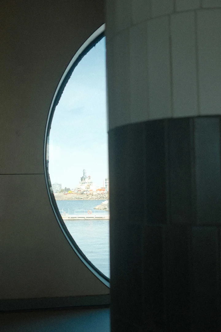 havn-sauna-victoria-island-canada-barge-pillar