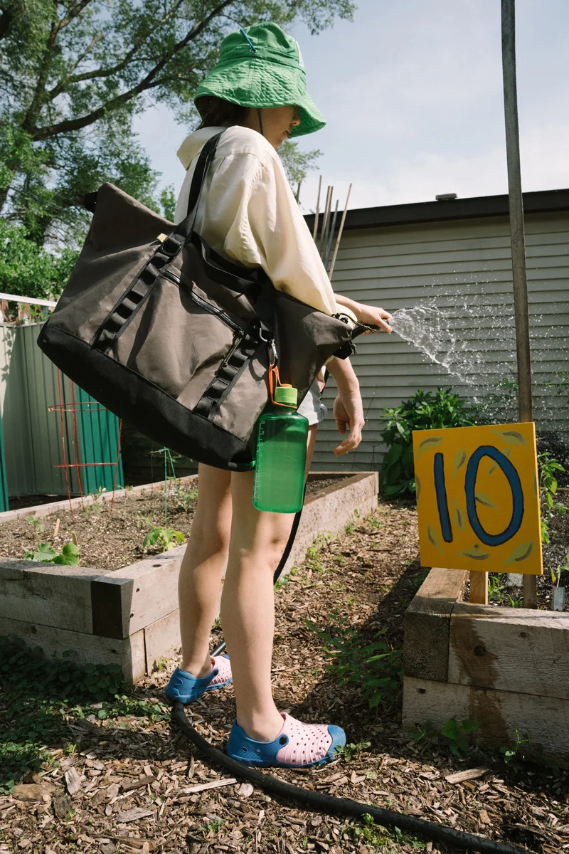 1733-bags-zip-tote-garden