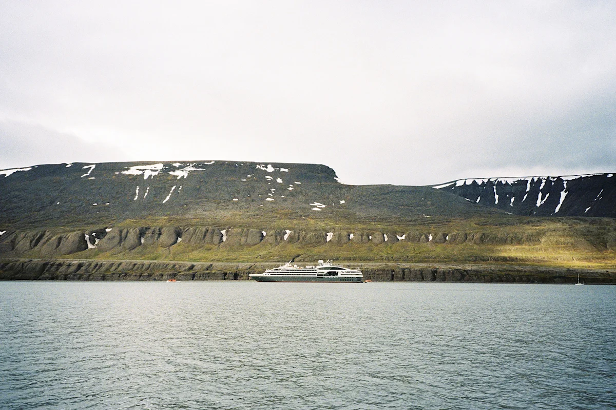 zeger-dox-svalbard-cruise-ship-landscape-horizontal