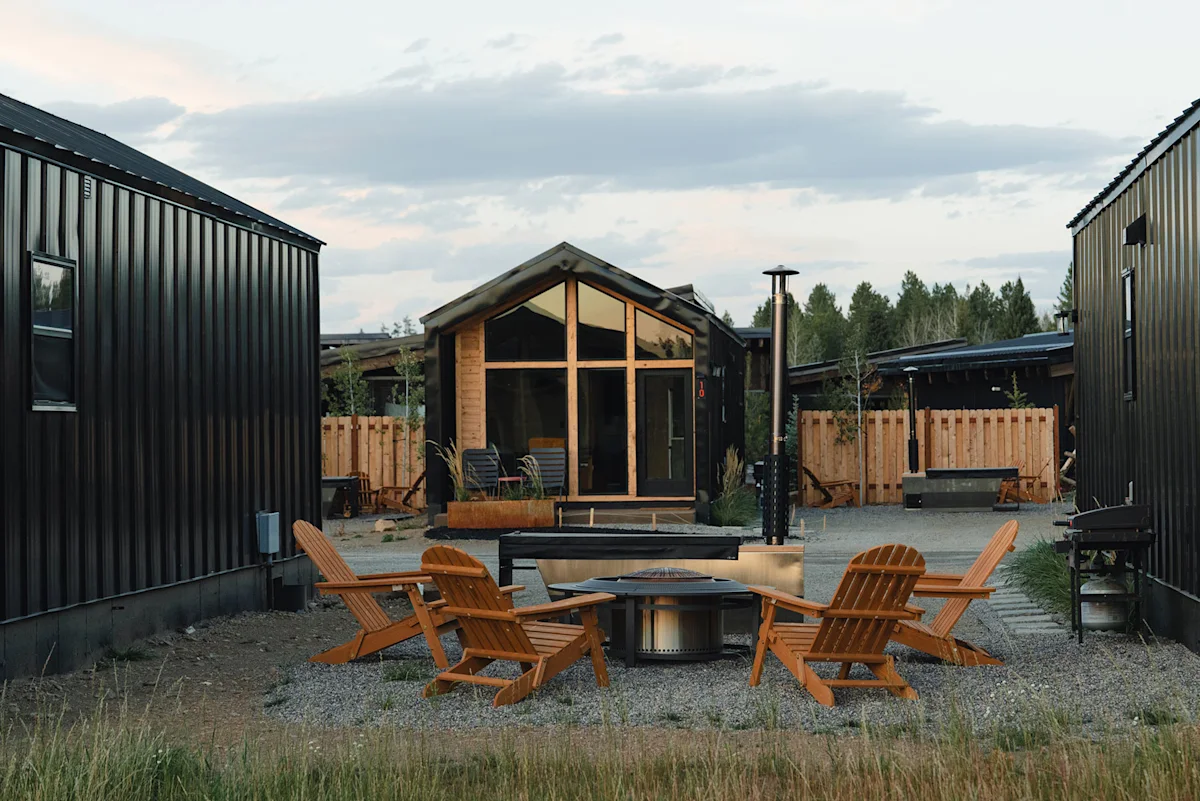 Yellowstone-Peaks-Hotel-Review-Danielle-Vilaplana-firepit