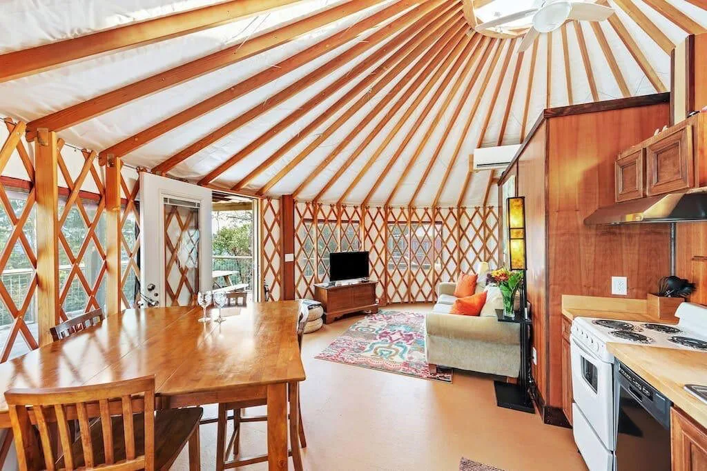glamping-georgia-cherry-blossom-yurt-interior