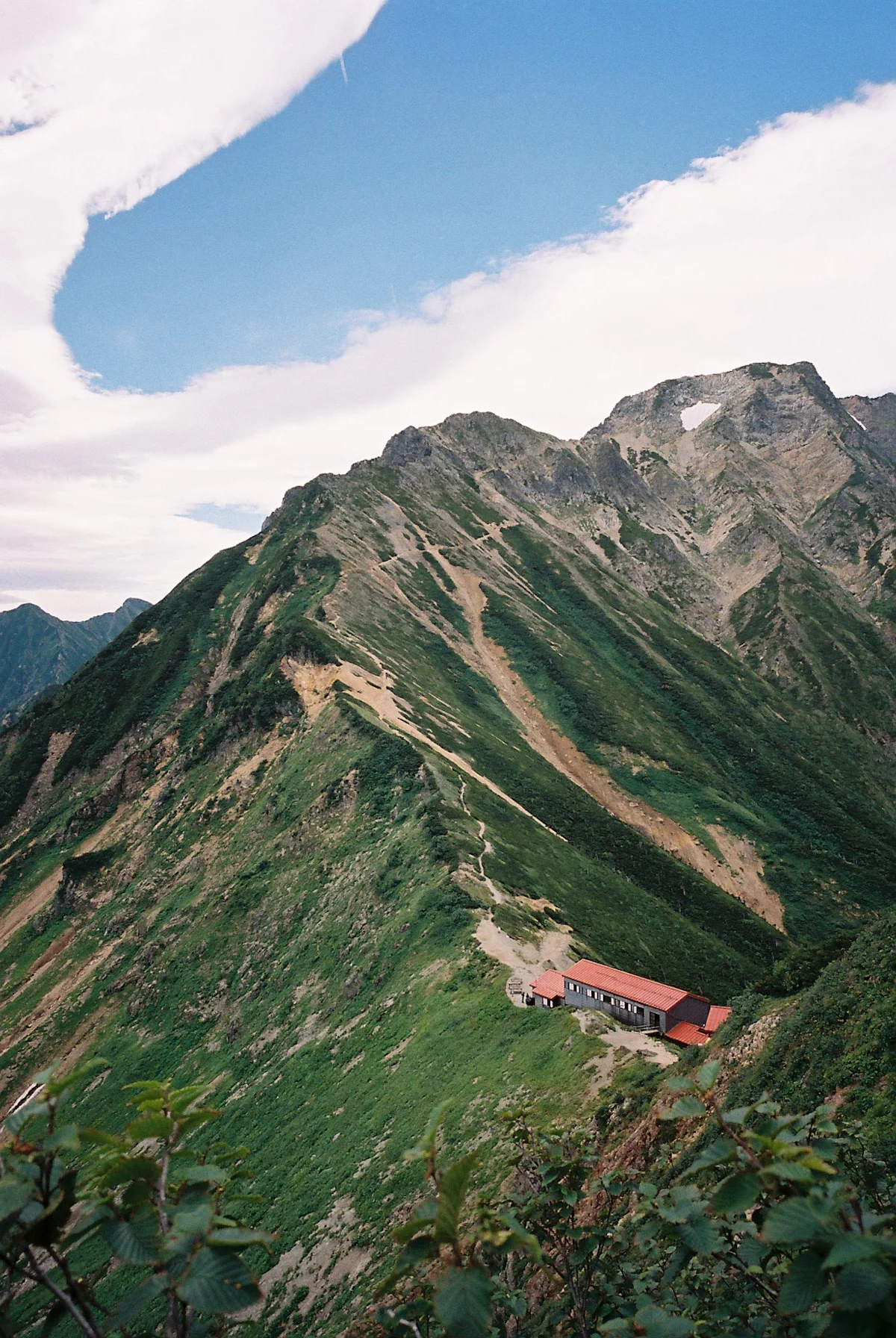 sam-godin-japanese-huts-GORYU-LODGE