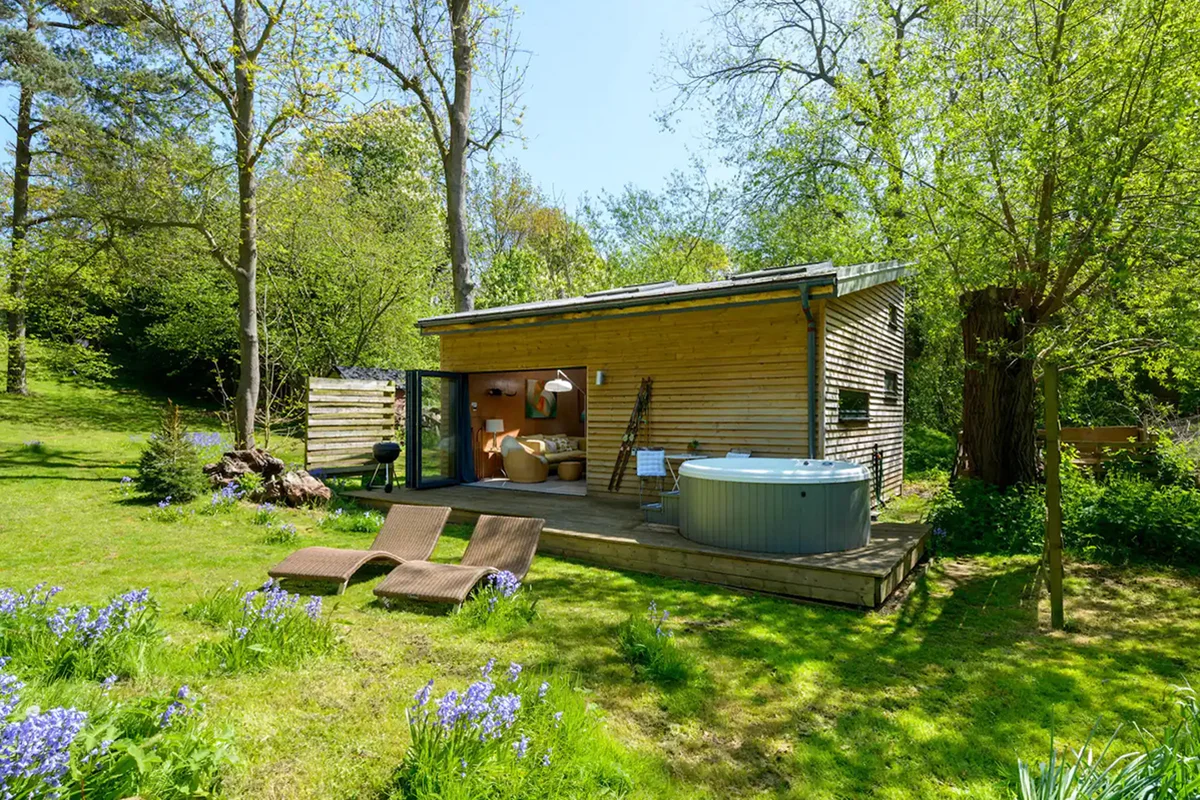 kent-glamping-guide-cozy-woodland-lodge