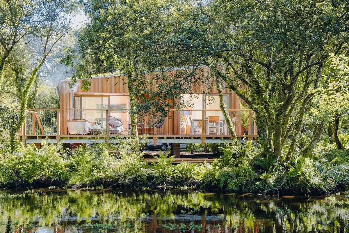 cornwall-glamping-sites-trecomb-lakes-cabin