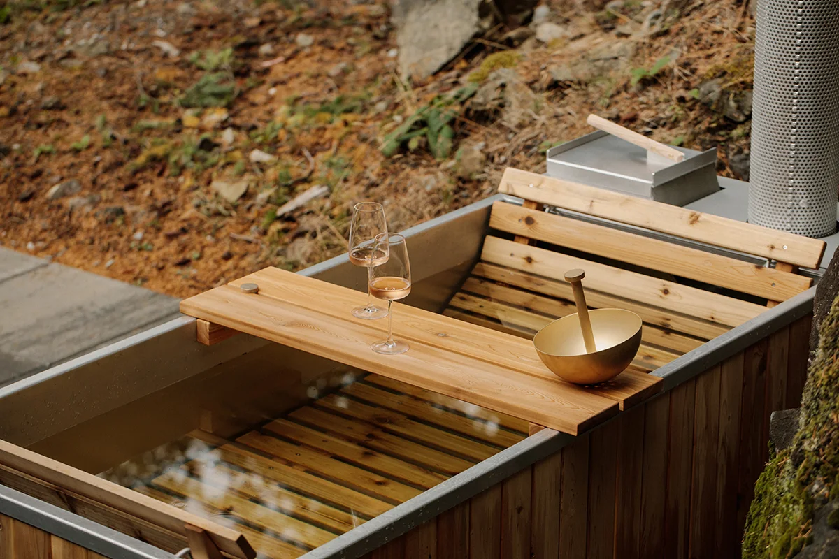 trail-house-bowen-island-bc-hot-tub-close-up