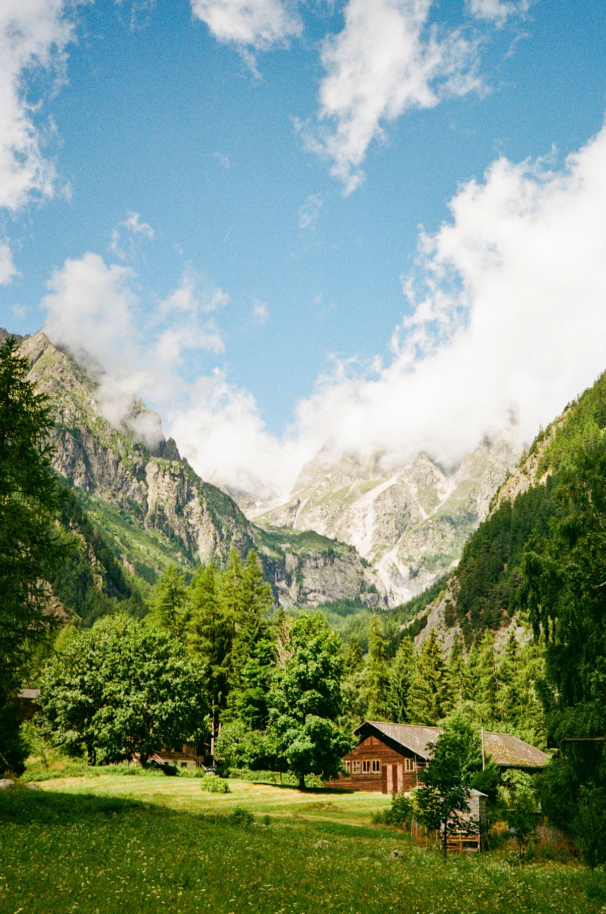 chalmers-tour-du-mont-blanc-hut-and-mountain-vertical