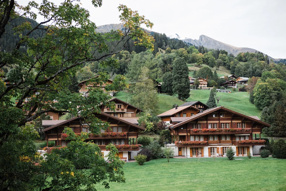 grindelwald-switzerland-hiking-guide-chalets-horizontal