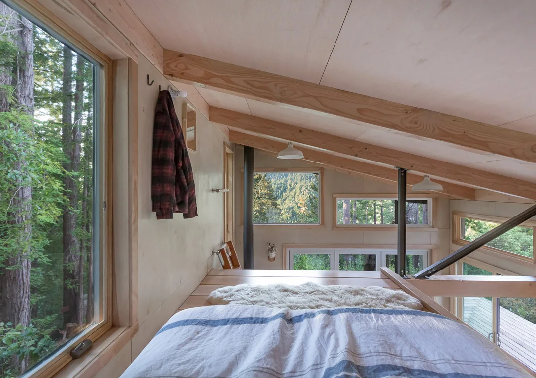 redwood-cabin-elevated-spaces-waldman-fiffer-cabin-loft