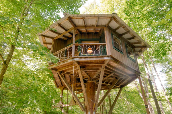 Adirondack-Cabin-Rentals-Paul-Smiths-Magical-Treehouse-Exterior