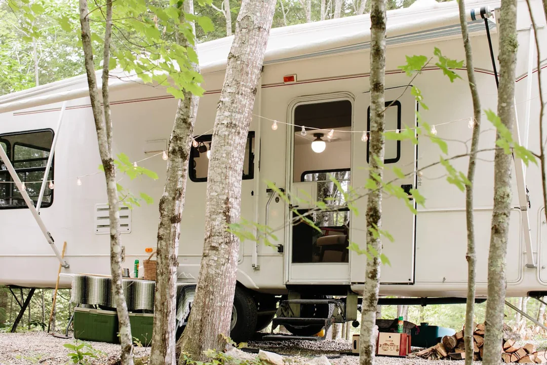 new-england-cabins-5th-wheel-camper-exterior