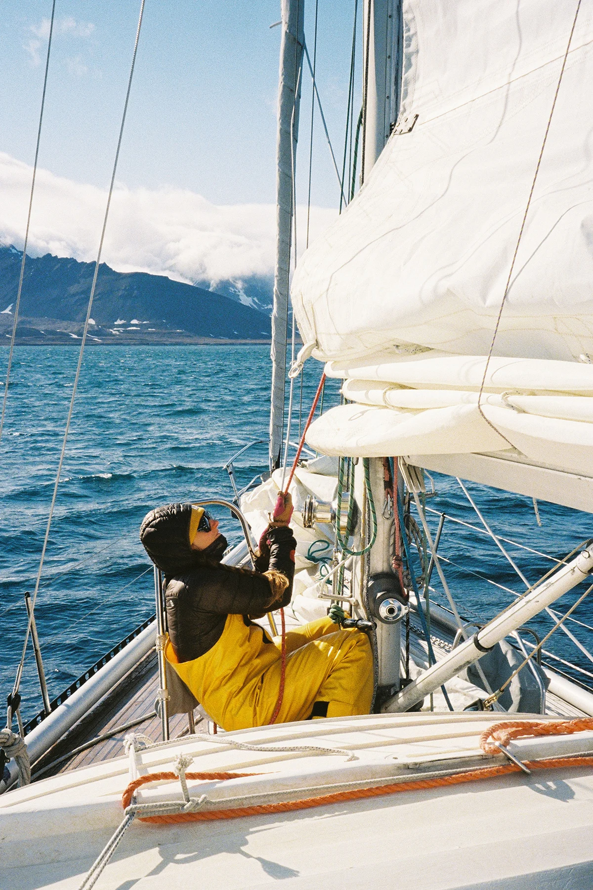 zeger-dox-svalbard-hoisting-sail-vertical