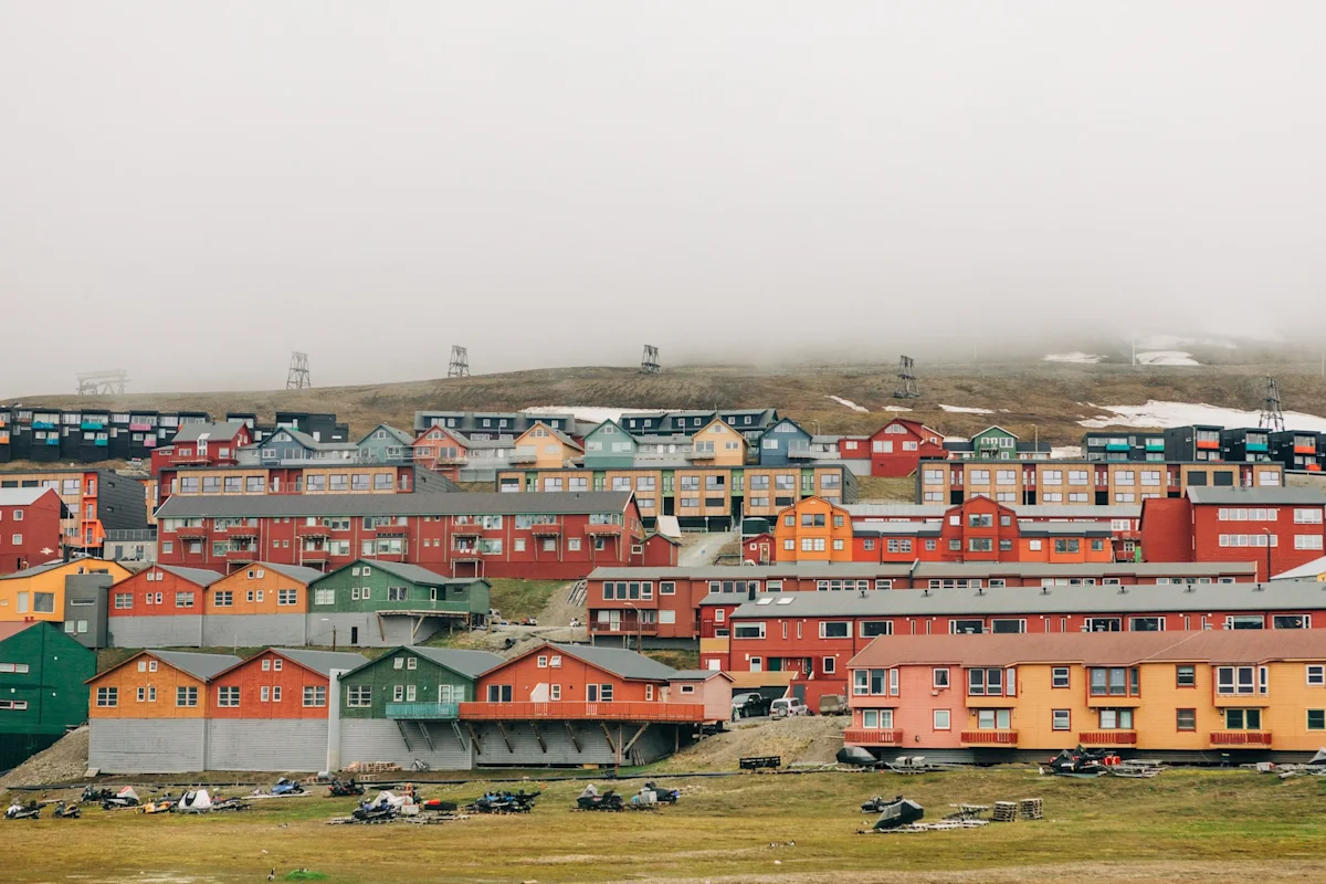 high-arctic-colors-svalbard-karthika-gupta-houses-horizontal