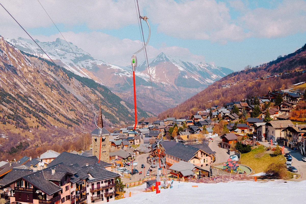 brent-rose-les-3-vallees-saint-martin-poma-town-view
