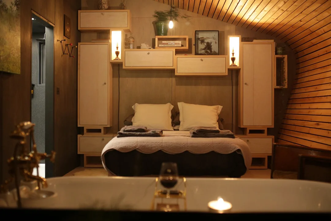 hergest-lee-cabin-wales-paul-gent-bed