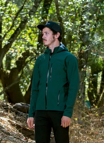 A Lightweight, Waterproof Shell for City Cycling