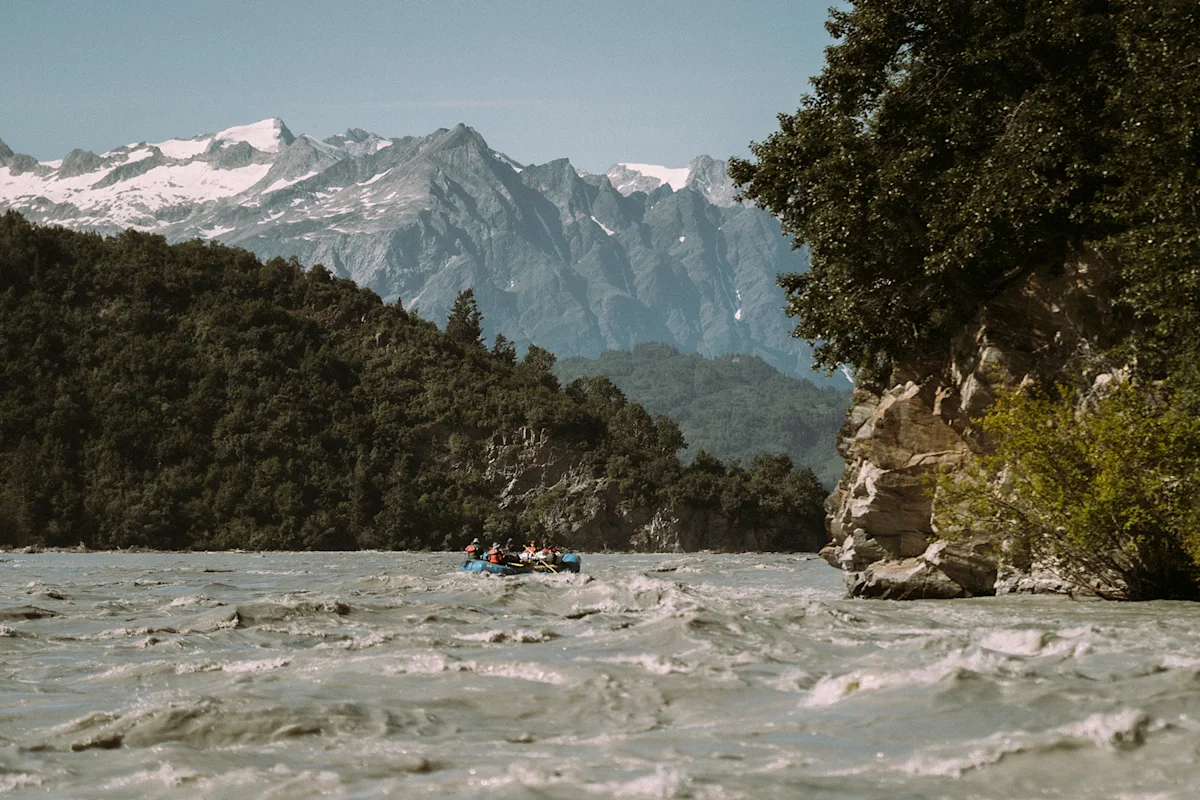 Fitzpatrick-Tatshenshini-River-rafting-mountains