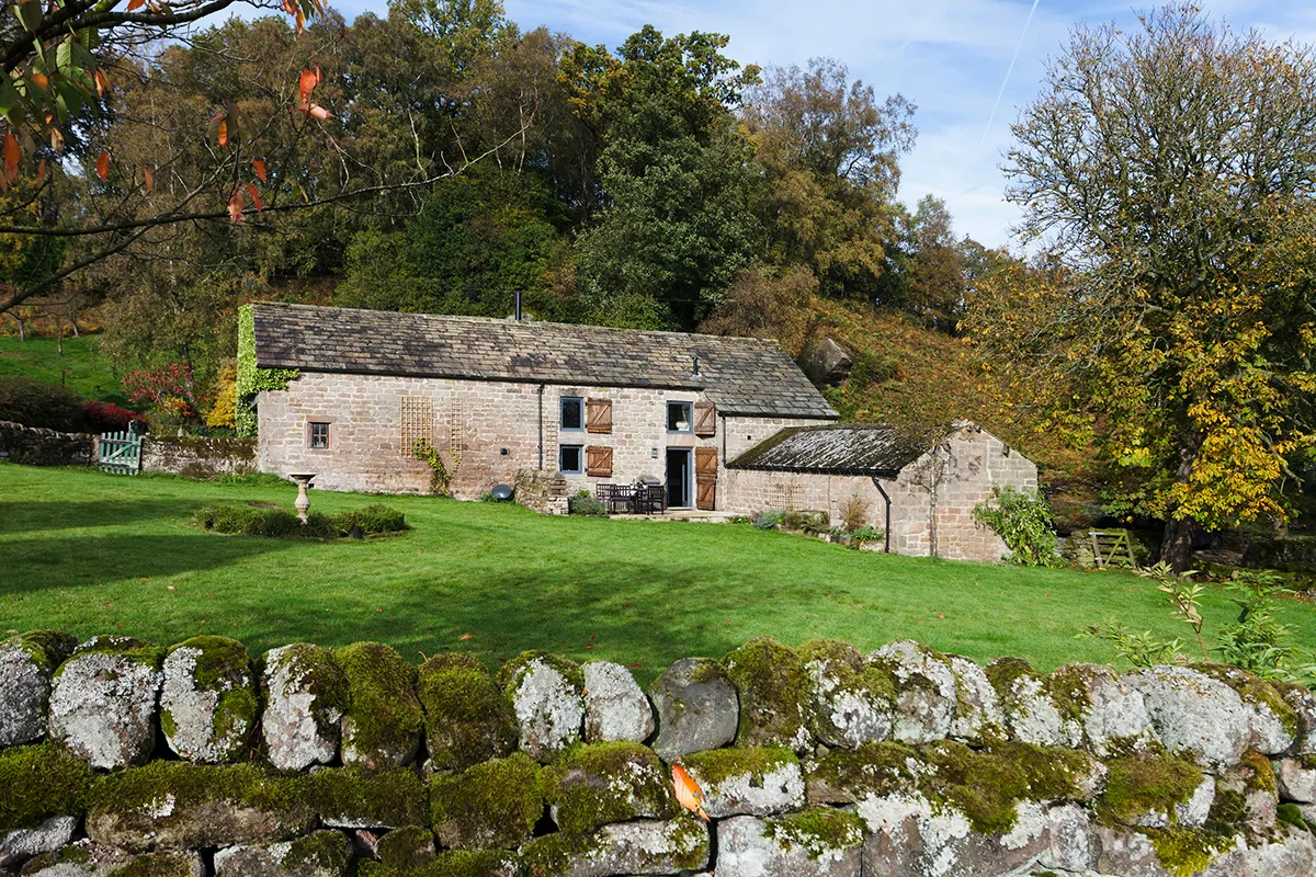 best-peak-district-cabins-the-rocking-stone
