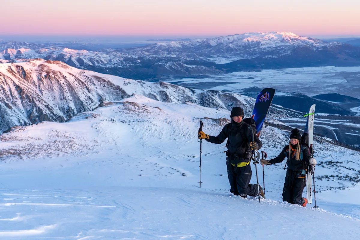 ridge-merino-polartec-alpha-feature-lifestyle-snow-hike